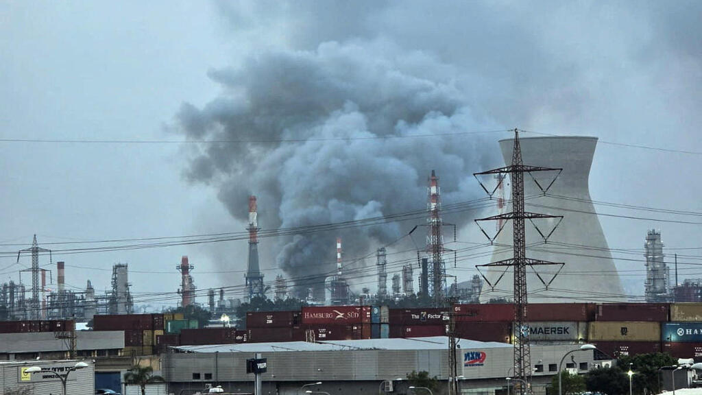 הפגיעה בבזן חיפה, בחמישי (צילום: REUTERS/Sharon Sztrozenberg) בית הזיקוק בחיפה נפגע לאחר ירי מ איראן מלחמה עם איראן בזן בית זיקוק 19.3.26