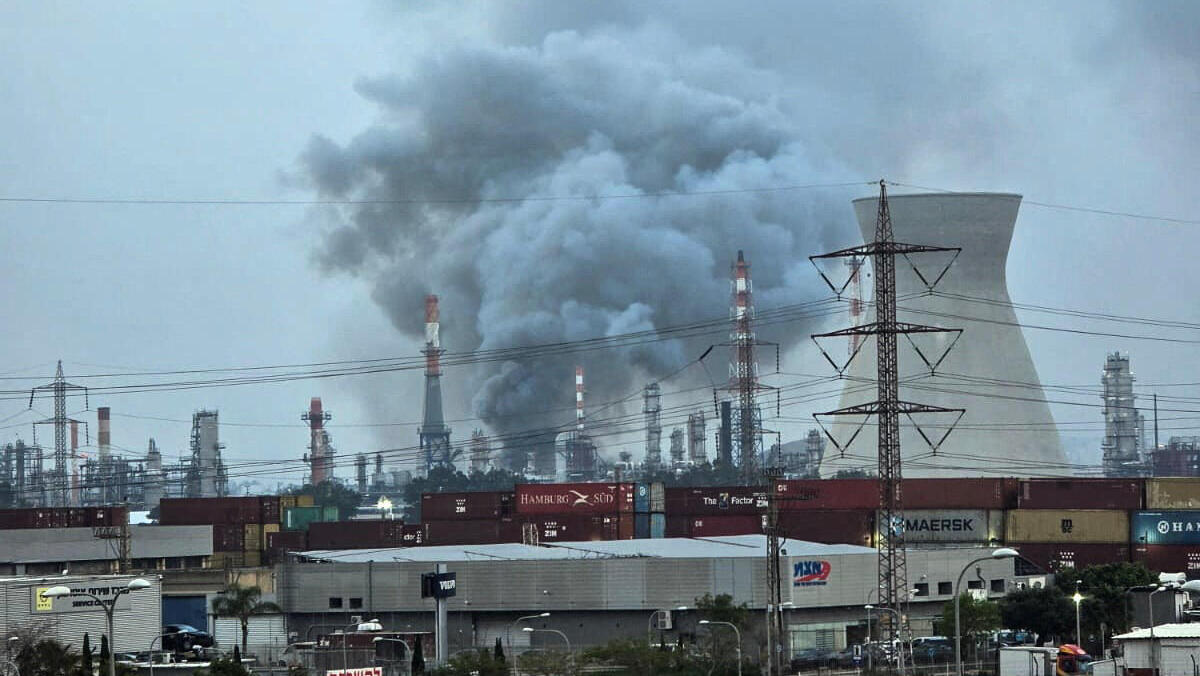 בית הזיקוק בחיפה נפגע לאחר ירי מ איראן מלחמה עם איראן בזן בית זיקוק 19.3.26