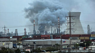 בית הזיקוק בחיפה נפגע לאחר ירי מ איראן מלחמה עם איראן בזן בית זיקוק 19.3.26