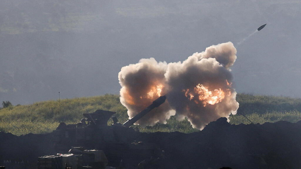 סוללת תותחנים מלחמה מול חיזבאללה לבנון בגבול הצפון ב אצבע הגליל