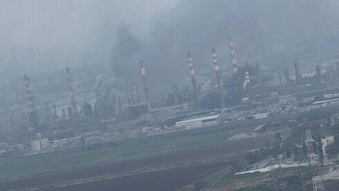 פגיעה בבית הזיקוק בחיפה בעקבות ירי מאיראן: נזק למבנה במקום