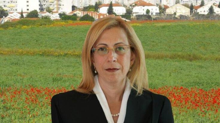 השופטת יעל טויסט ישראלי על רקע קרקעות במערב ראשל"צ