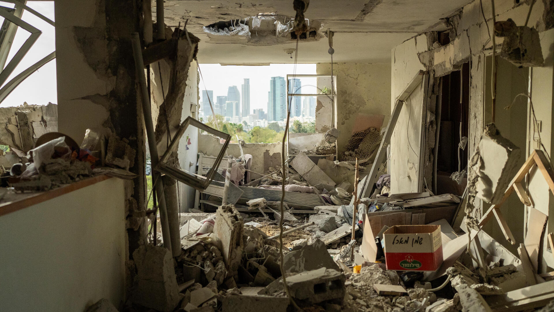 זירת נפילה של טיל איראני ב רמת אביב 19.3.26 שאגת הארי מלחמה עם איראן