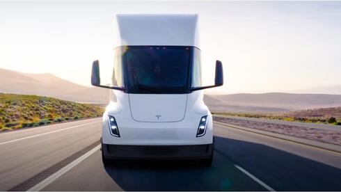 טווח של 800 ק"מ וטעינה מהירה: טסלה בדרך להשיק משאית חשמלית ראשונה