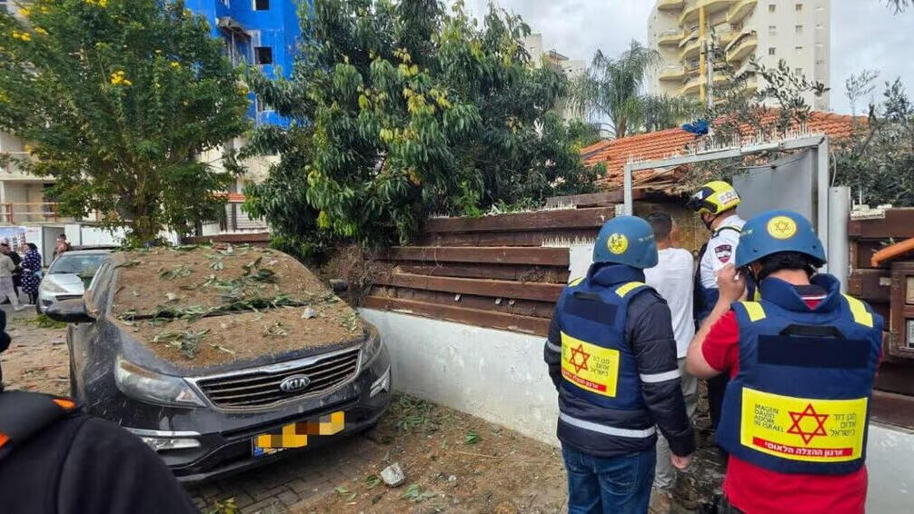 נזקי טיל איראני בראשון לציון (צילום: תיעוד מבצעי מד"א) נזקי טיל איראני ב ראשון לציון