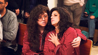 פנאי נועה קולר ו טליה ברטפלד בעת הצילומים במקלט בקרית שלום