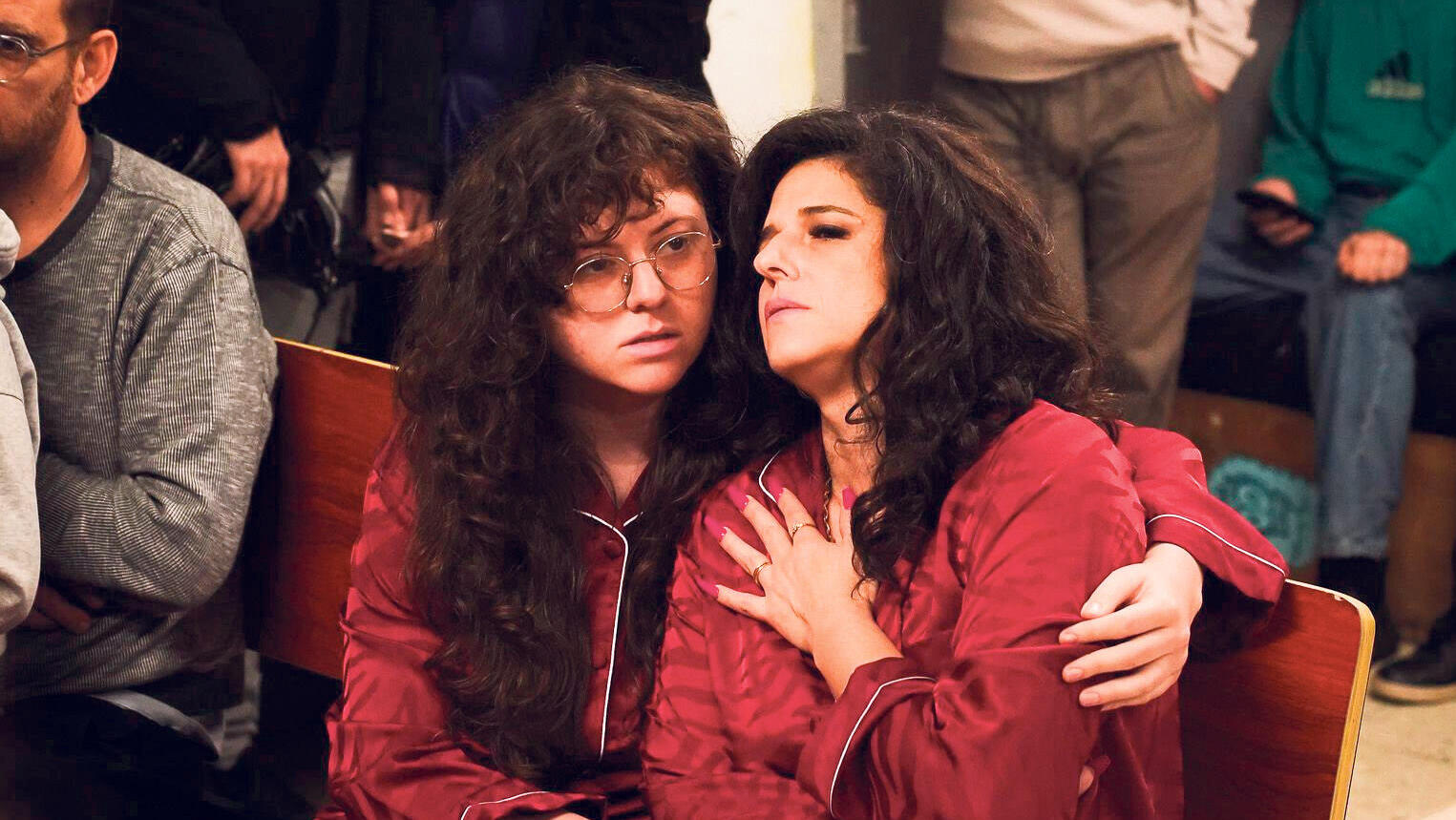 פנאי נועה קולר ו טליה ברטפלד בעת הצילומים במקלט בקרית שלום