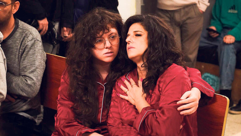 פנאי נועה קולר ו טליה ברטפלד בעת הצילומים במקלט בקרית שלום