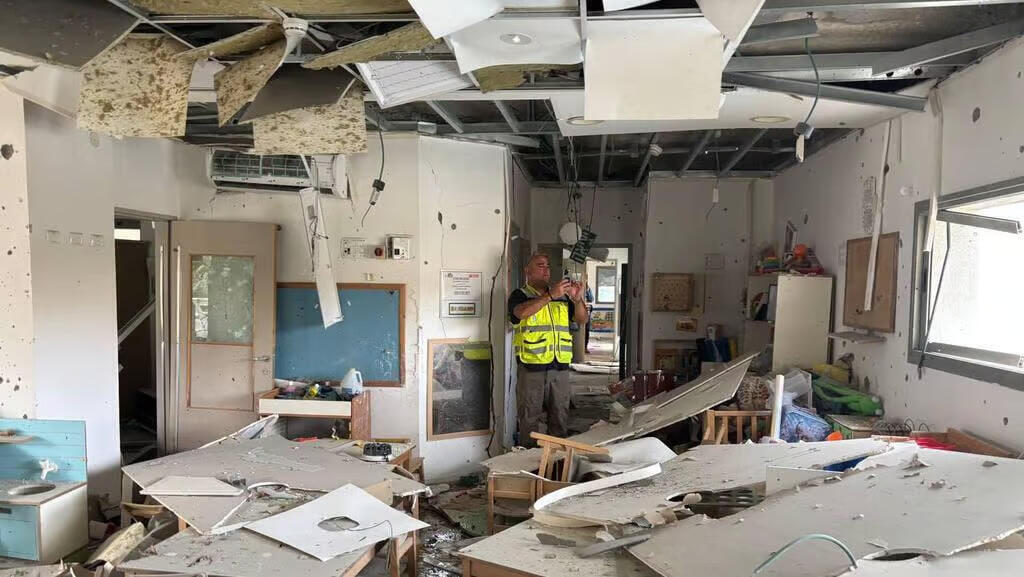 נזק בגן הילדים בראשון לציון מפגיעת טיל איראני (צילום: מאיר תורג'מן) נזק ב גן ילדים ב ראשון לציון מפגיעת טיל איראני