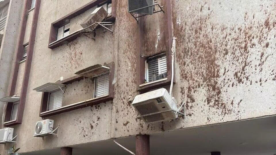 צילום: הרשתות החברתיות פגיעת טיל איראני במבנה ב ראשון לציון