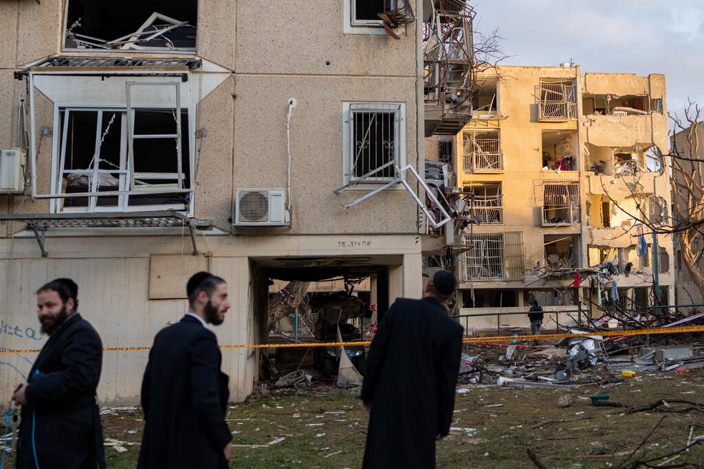 The site of an Iranian missile strike in Arad. (Photo: REUTERS/Ronen Zvulun) ערד הריסות נזקים זירה זירת פגיעה ישירה נפילה טיל ירי איראן שאגת הארי