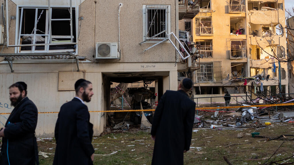 נזקים בערד (צילום: REUTERS/Ronen Zvulun) ערד הריסות נזקים זירה זירת פגיעה ישירה נפילה טיל ירי איראן שאגת הארי