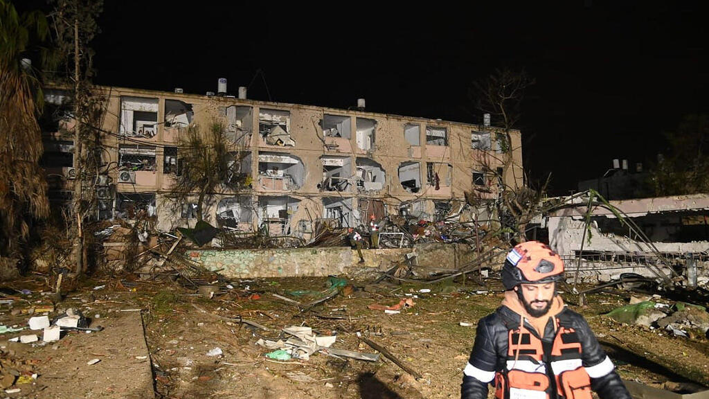 זירת הנפילה בדימונה (צילום: הרצל יוסף) כוחות הצלה ו חילוץ ב זירת נפילה פגיעה ישירה ב דימונה