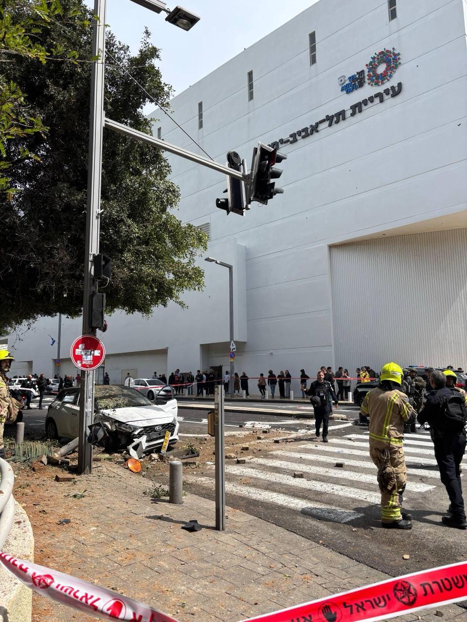 תל אביב הבימה נפילה פגיעה רסיס שבר יירוט ירי שיגור איראן מבצע שאגת הארי 22/03/2026