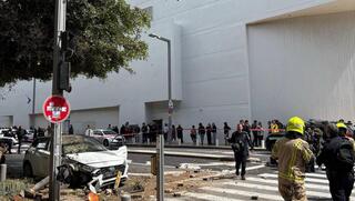 תל אביב הבימה נפילה פגיעה רסיס שבר יירוט ירי שיגור איראן מבצע שאגת הארי 22/03/2026