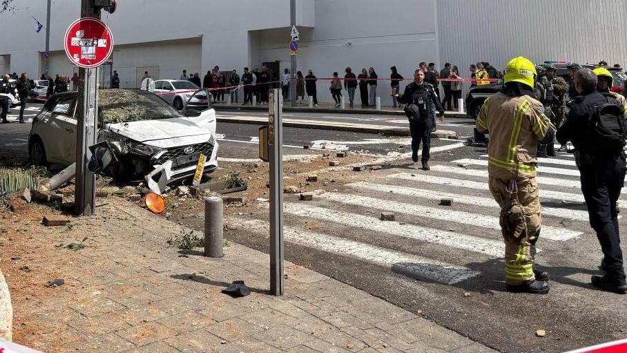 פגיעת טיל איראני ליד הבימה מוקדם יותר היום (צילום: ירדן ביטרן) תל אביב הבימה נפילה פגיעה רסיס שבר יירוט ירי שיגור איראן מבצע שאגת הארי 22/03/2026