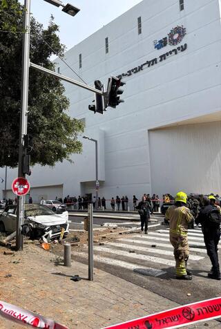 תל אביב הבימה נפילה פגיעה רסיס שבר יירוט ירי שיגור איראן מבצע שאגת הארי 22/03/2026