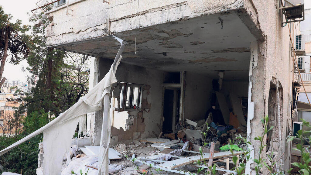 פגיעה בבניין ברמת גן. "החוזים שנחתמו עם המלונות הם ל־90 יום" (צילום: שאול גולן) נפילה פגיעה מבנה בניין ב רמת גן שיגורים איראן מלחמה מבצע שאגת הארי