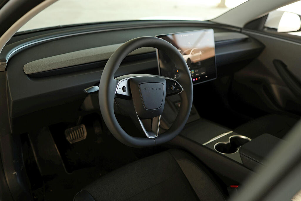 מבט מבפנים. אין קישוריות לאנדרואיד אוטו וגם לא לאפל קאר פליי (צילום: דניאל קמפוס) מבחן רכב טסלה RWD 3 מבפנים
