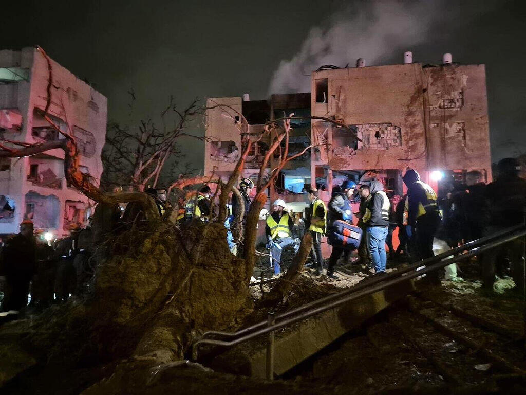 זירת הפגיעה בערד שלשום. טילים מסוג שיורט בהצלחה בעזרת אותה מערכת (צילום: אילנה קוראל) כוחות הצלה ו חילוץ ב זירת נפילה פגיעה ישירה ב ערד