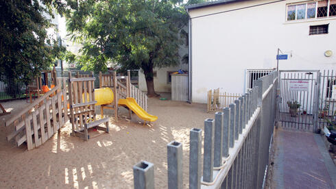 בנוהל, המדינה שולחת את ההורים לריב עם מעונות היום