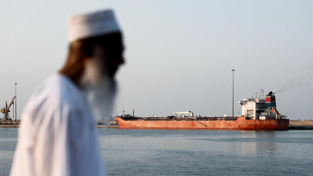 מכלית נפט עוגנת ב עומאן 12.3.26