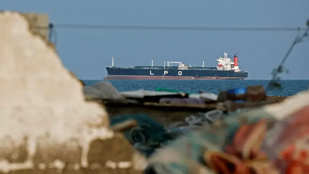 מיכלית גז עומדת מול חופי עומאן בגלל סגירת מצר הורמוז