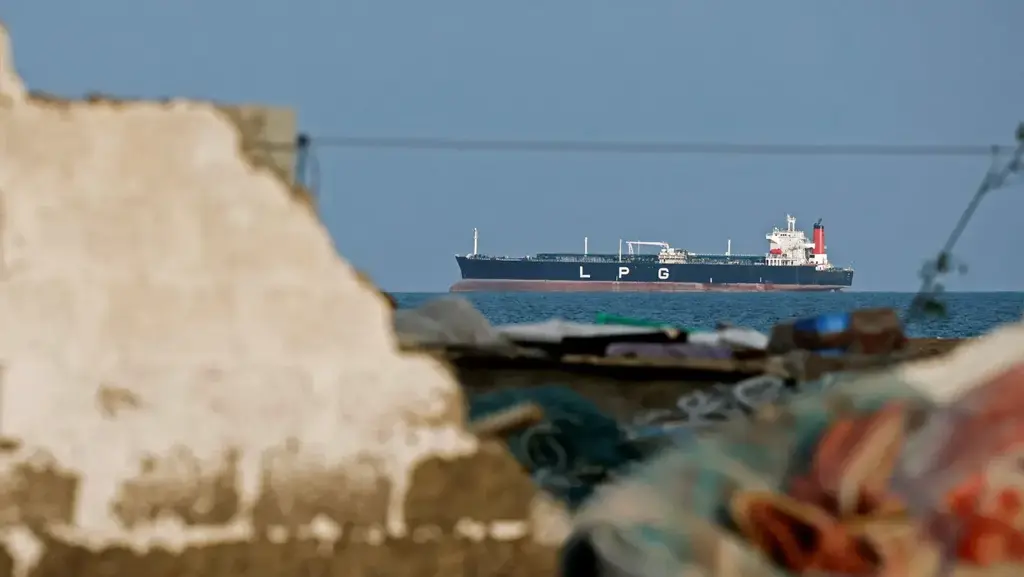 מיכלית גז עומדת מול חופי עומאן בגלל סגירת מצר הורמוז