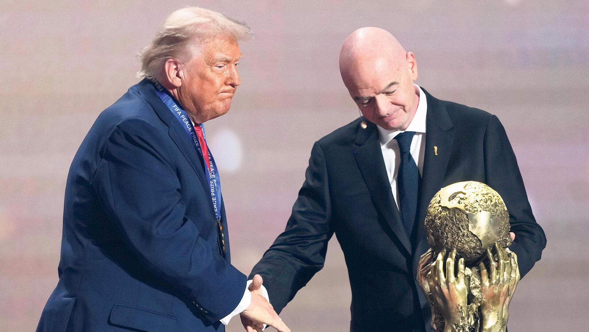 נשיא פיפ״א ג׳יאנו אינפנטינו מגיש לנשיא דונלד טראמפ את פרס פיפ״א לשלום