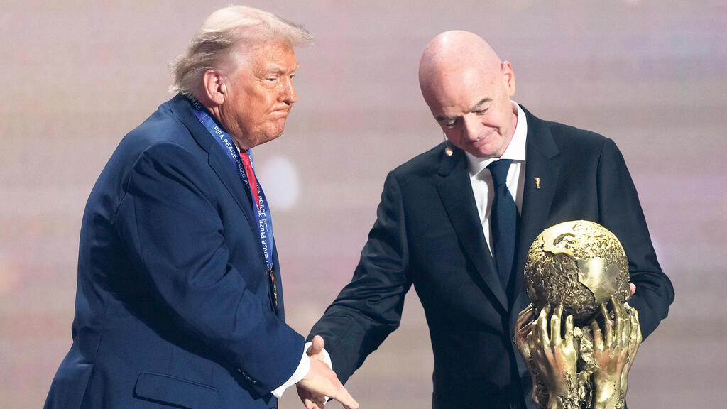 נשיא פיפ״א ג׳יאנו אינפנטינו מגיש לנשיא דונלד טראמפ את פרס פיפ״א לשלום