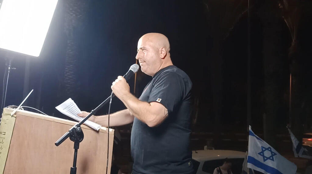 סטפק במילואים בצפון, החודש, ונואם בהפגנה בקריות נגד ההפיכה המשטרית, 2023. "שהשרים יסדרו קודם את המשרדים שלהם לפני שמתעסקים בעליון וביועמ"שית, שהיא גיבורה שיש נגדה הסתה פרועה"