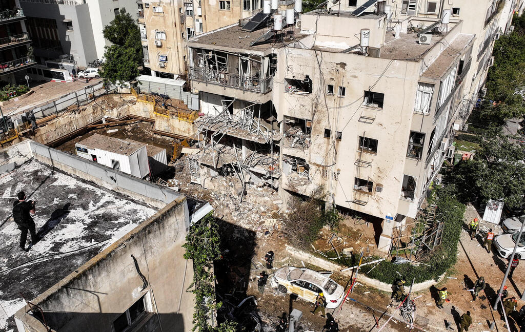 זירת פגיעה בתל אביב, השבוע. העלות של המלחמה הנוכחית עם איראן היא כרגע רק הערכה, שנעה בין 50 מיליארד ל־100 מיליארד שקל (צילום: Roei Kastro/Reuters) זירת פגיעה ב..., השבוע. העלות של המלחמה הנוכחית עם איראן היא כרגע רק הערכה, שנעה בין 50 מיליארד ל־ 10 מיליארד שקל