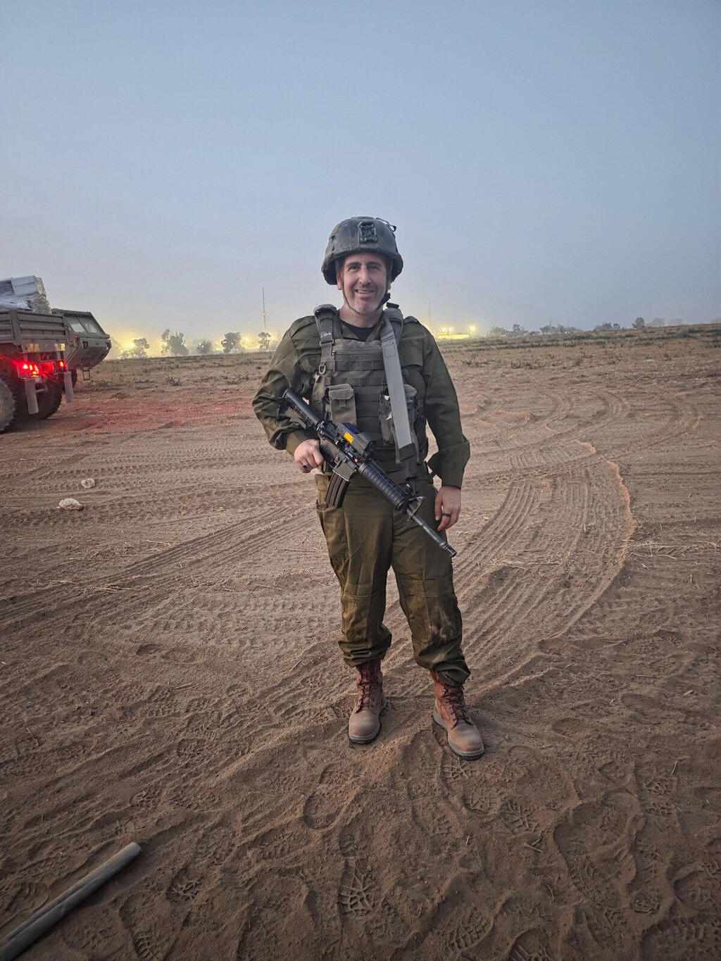 סטפק במילואים בצפון, החודש, ונואם בהפגנה בקריות נגד ההפיכה המשטרית, 2023. "שהשרים יסדרו קודם את המשרדים שלהם לפני שמתעסקים בעליון וביועמ"שית, שהיא גיבורה שיש נגדה הסתה פרועה"