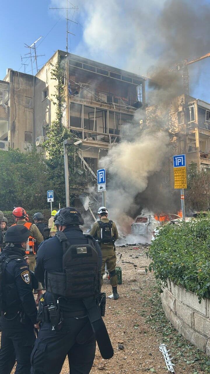 תל אביב זירה עשן נפילה שריפה רכבים ירי איראן שאגת הארי 24.3.26