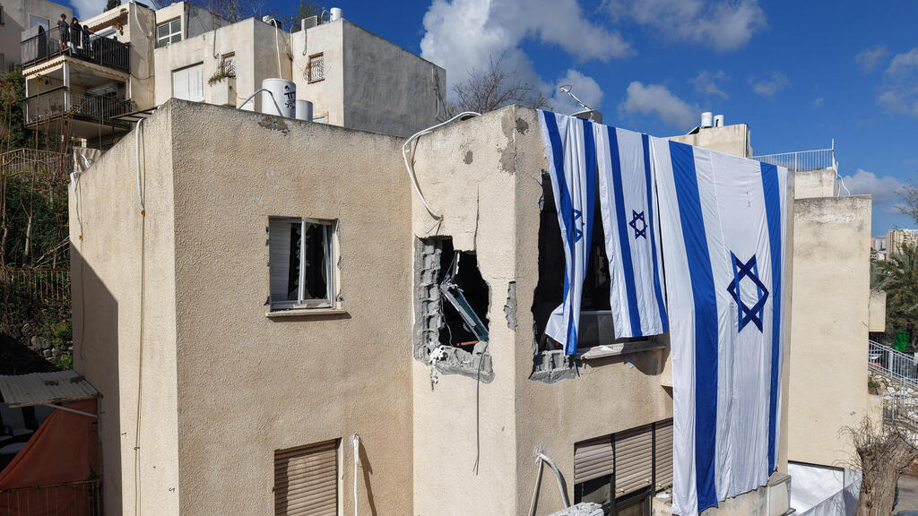 זירת נפילה של טיל איראני בנשר, מרץ (צילום: REUTERS/Miro Maman) זירת נפילה ב נשר 24.3.26 שאגת הארי מלחמה עם איראן טיל איראני