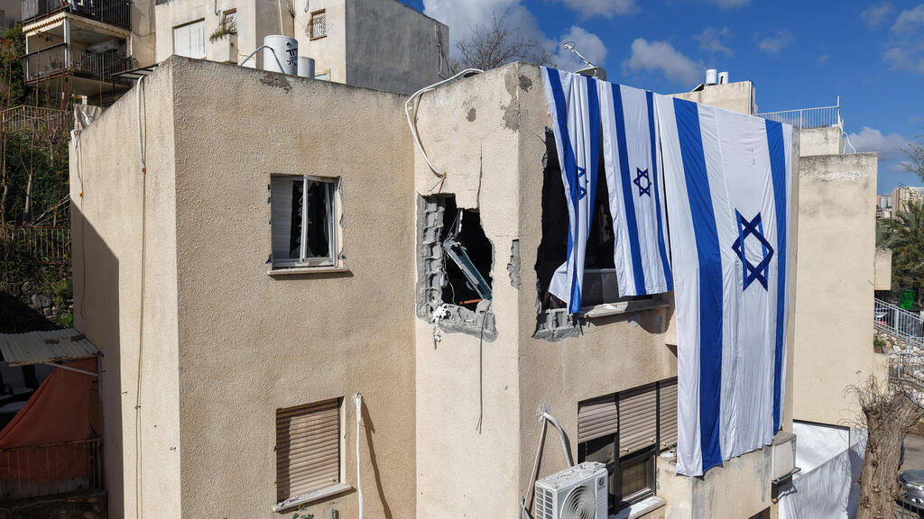 זירת נפילת טיל איראני בנשר, בחודש שעבר (צילום: REUTERS/Miro Maman) זירת נפילה ב נשר 24.3.26 שאגת הארי מלחמה עם איראן טיל איראני