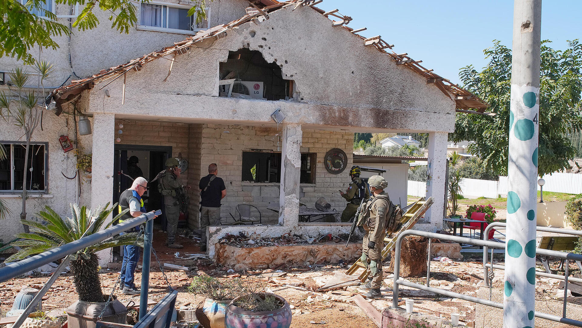 בית שנפגע מבנה הרוס זירת נפילה ב כפר יובל כתוצאה מ טיל טילים חיזבאללה לבנון