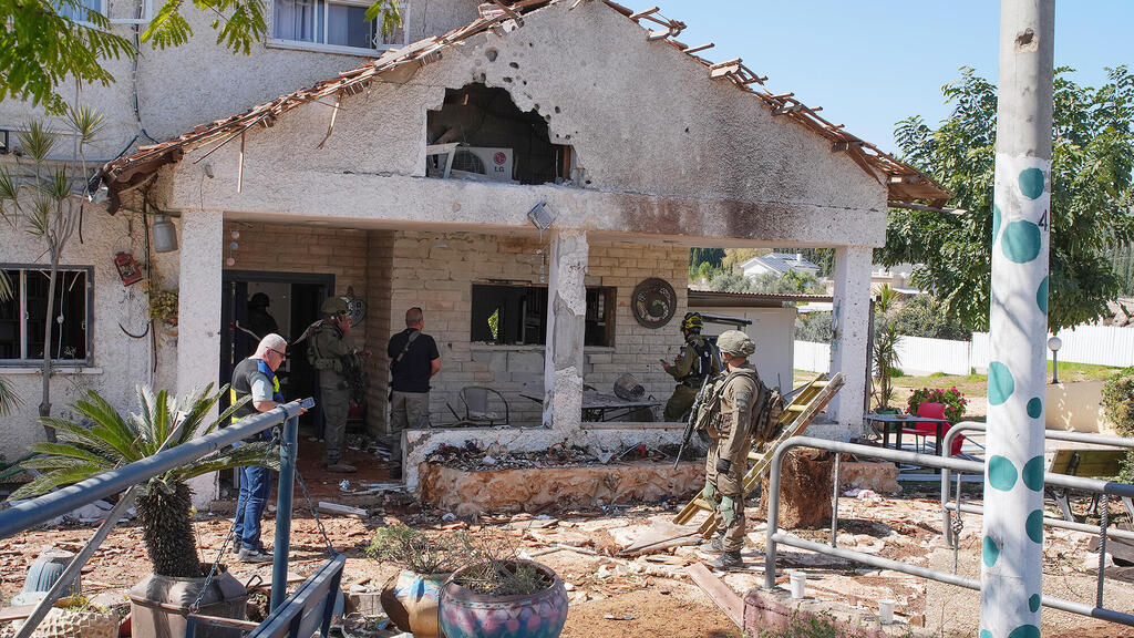 בית שנפגע מבנה הרוס זירת נפילה ב כפר יובל כתוצאה מ טיל טילים חיזבאללה לבנון