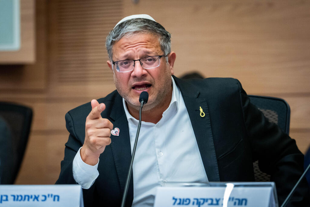 השר לביטחון לאומי איתמר בן גביר. לא חתם על הסמכה לפקחים (צילום: שלו שלום) השר לביטחון לאומי איתמר בן גביר ב דיון על חוק עונש מוות למחבלים 23.12.25