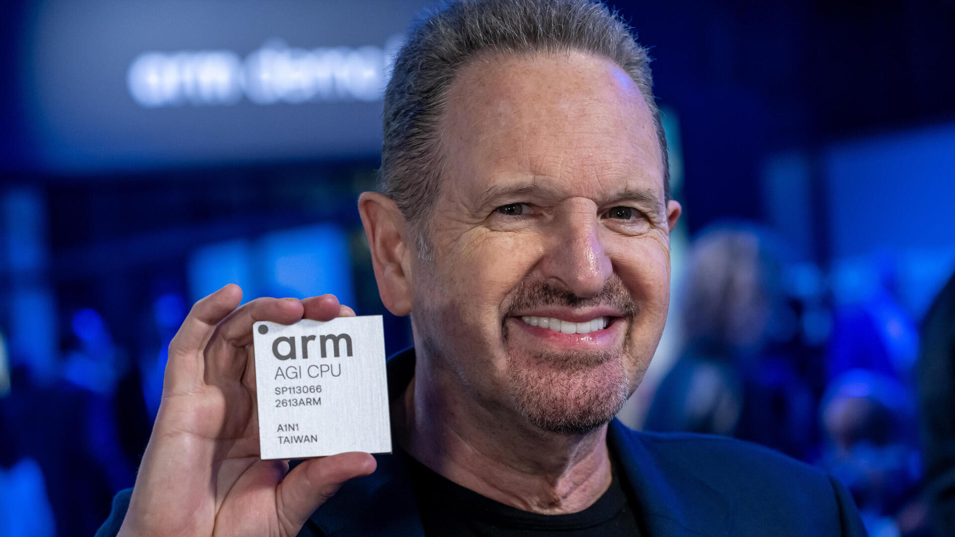 רנה האס מנכ"ל Arm מציג את השבב החדש של החברה 24.3.26