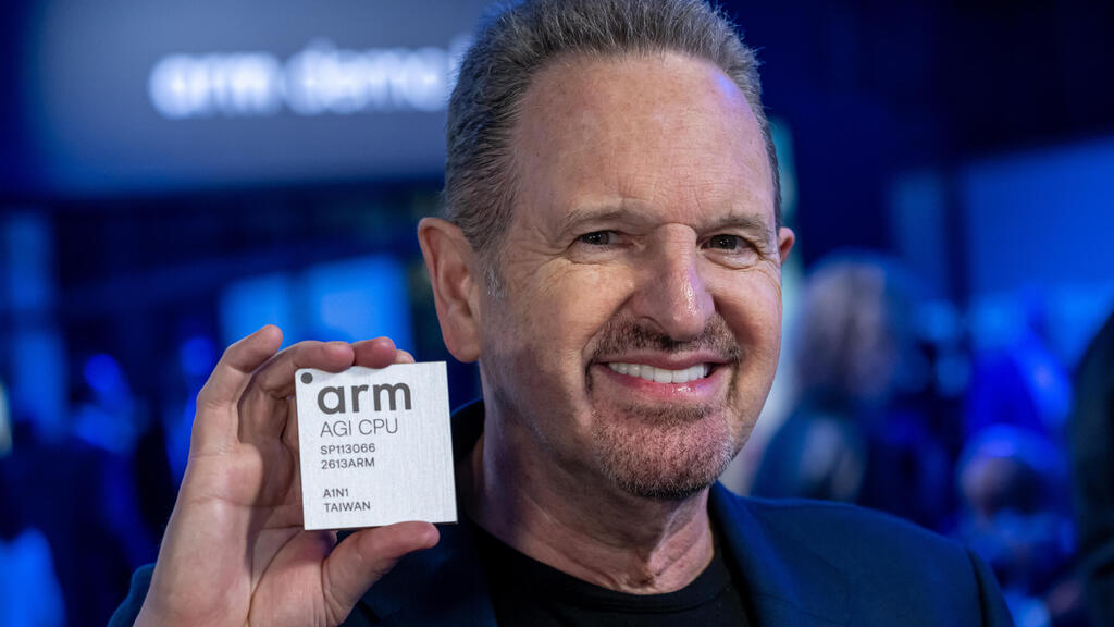 רנה האס מנכ"ל Arm מציג את השבב החדש של החברה 24.3.26