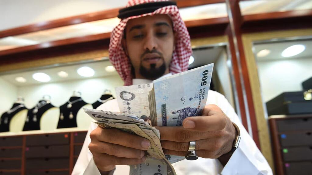 נפט תמורת דולרים? כבר לא בטוח (צילום: AFP) סוחר סעודי סופר כסף פטרודולרים דולר נפט