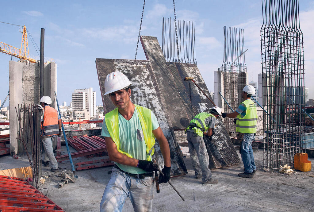 מוסף נדל"ן 2026 עובדים זרים מ טורקיה בונים בניינים ב תל אביב