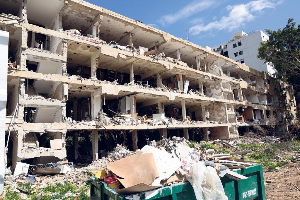 מבנה דיור מוגן של משען שנפגע ברחוב ברודצקי בתל אביב שוקם. מצב הדירות הפרטיות הסמוכות מורכב בהרבה
(צילום: יריב כץ) מוסף נדל"ן 2026 מתחם בית דיור מוגן משען בניין שנפגע מ טיל איראני ברחוב ברודצקי 64 תל אביב