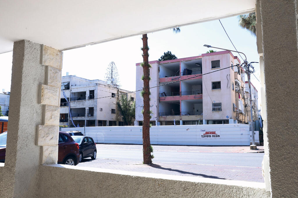 אתר הפגיעה ברחוב הגליל בחיפה. הדיירים טוענים שבנייה מחדש של המבנים תעלה למדינה 3 מיליון שקל פחות מלשקם אותם
(צילום: אלעד גרשגורן) מוסף נדל"ן 2026 אתר הפגיעה ברחוב הגליל חיפה מלחמה איראן