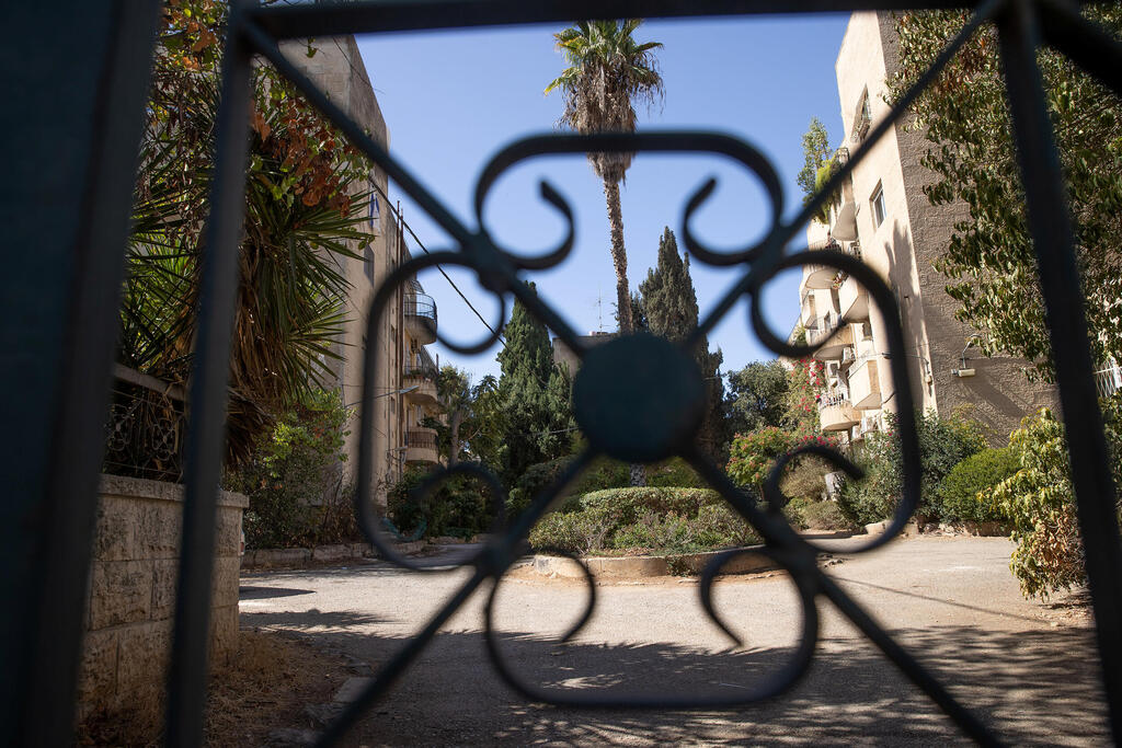 בתים שנבנו על שטח שהחכירה קק"ל מהכנסייה היוונית בשכונת רחביה בירושלים ומכרה ליזמים פרטיים. "אנחנו צריכים לעשות מה שטוב לאזרחים, לחוכרים, ולפיתוח השטחים הציבוריים"
(צילום: אלכס קולומויסקי) מוסף נדל"ן 2026 בתים שנבנו על שטח שהחכירה קק"ל מהכנסייה היוונית בשכונת רחביה בירושלים