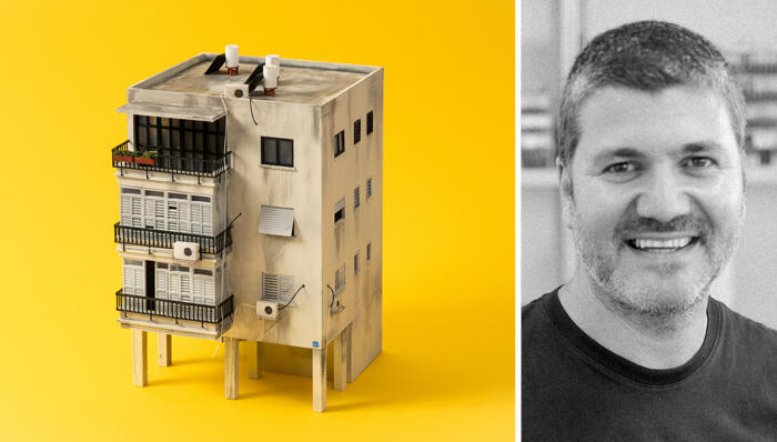 שאול כהן ומיניאטורה של בניין שהדפיס (צילומים: עומר הכהן נדב גורן) מוסף נדל"ן 2026 שאול כהן מייצר מציאות מקבילה