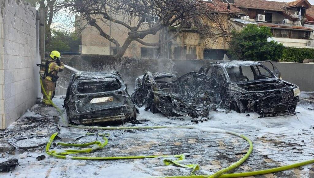 רכבים שרופים אחרי פגיעה ישירה נהריה לבנון שאגת הארי