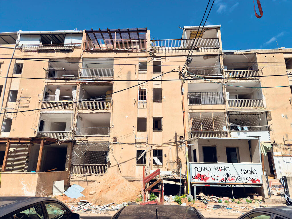בניין שנפגע ברחוב המכבים בבני ברק. כ־80 משפחות לא יכולות לחזור למבנים אף על פי שמבחינת מס רכוש רק אחד מהם מיועד להריסה (צילום: אוראל כהן) מוסף נדל"ן 2026 בניין שנפגע ברחוב המכבים בני ברק