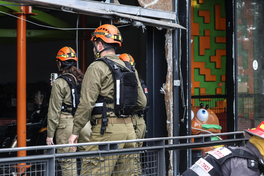 כוחות פיקוד העורף ב מרכז ביג ב קריית אתא 26.3.26 זירת נפילה שברי יירוט